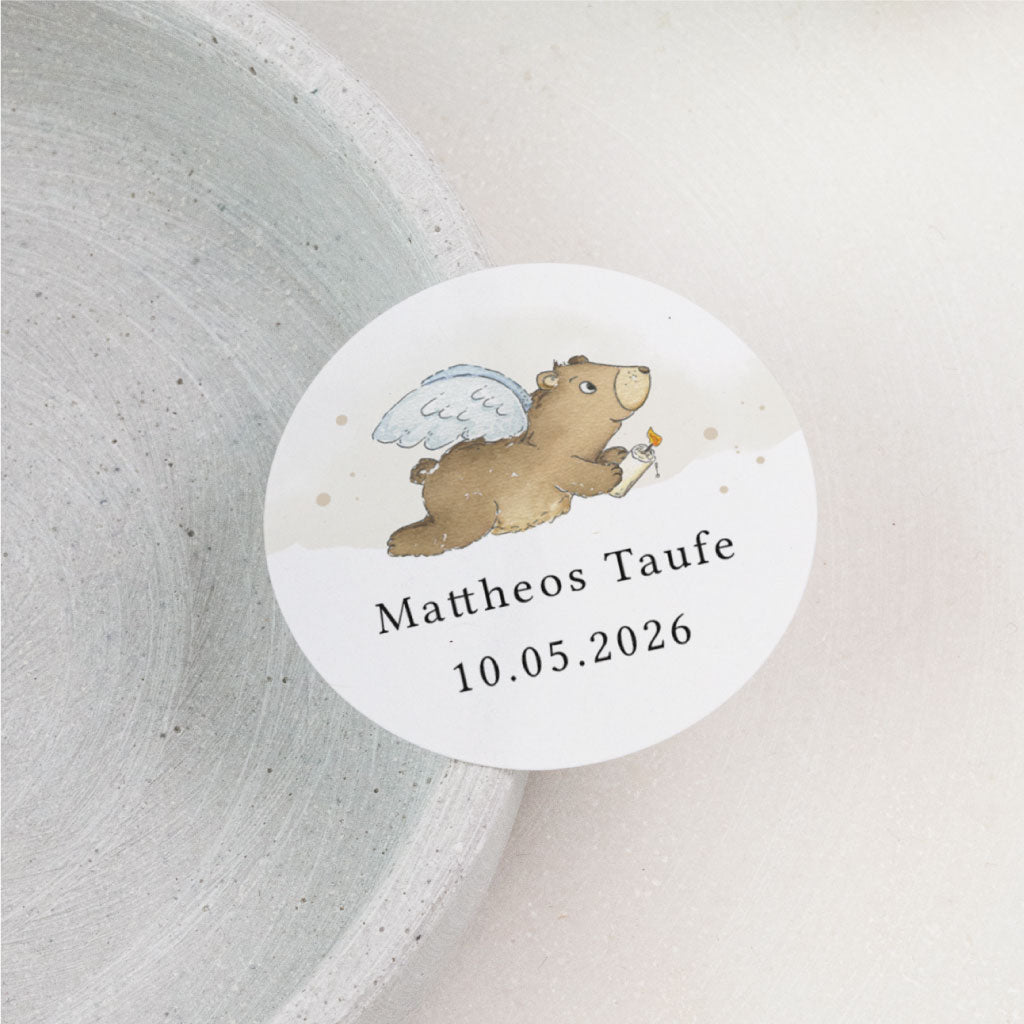 Personalisierter Aufkleber zur Taufe mit Engel-Bär im Aquarellbild, Name Noah und Datum der Tauffeier auf rundem Sticker