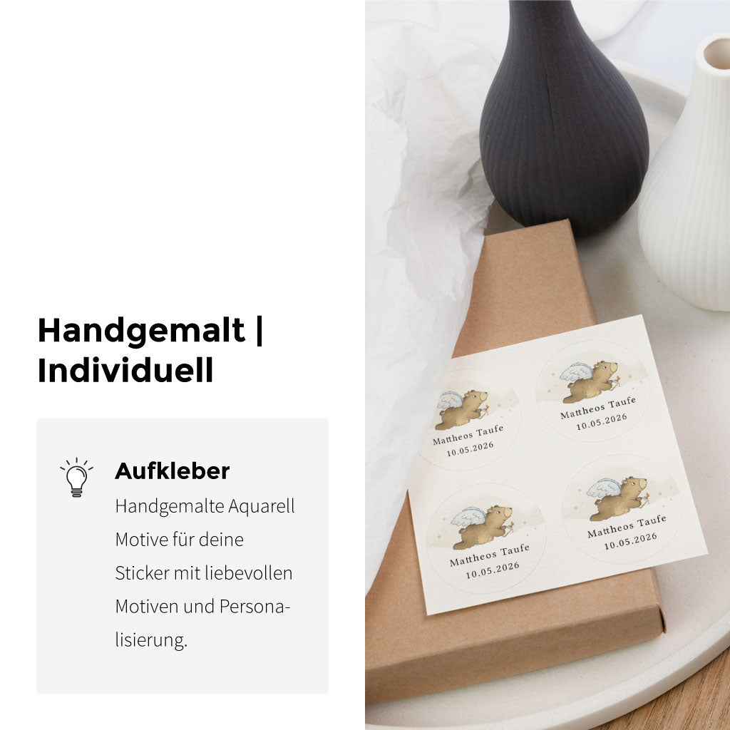 Aufkleber zur Taufe mit handgemaltem Engel-Bär und Personalisierung, vorgestellt als individueller Sticker für Tauffeier und Papeterie