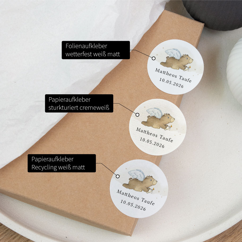 Vergleich verschiedener Materialien für personalisierte Aufkleber zur Taufe, Foliensticker und Papiersticker mit Engel-Bär Motiv