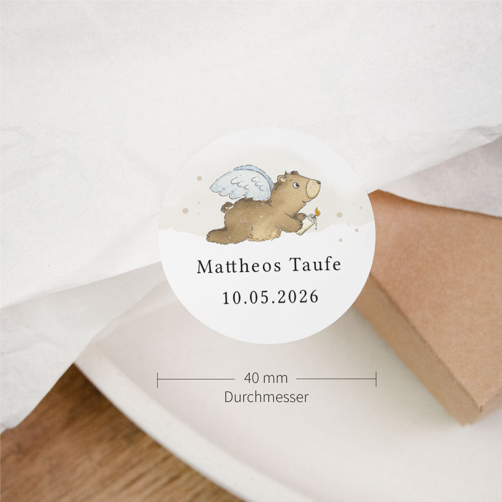 Runder personalisierter Sticker zur Taufe mit 40 mm Durchmesser, Engel-Bär Motiv sowie Name und Datum