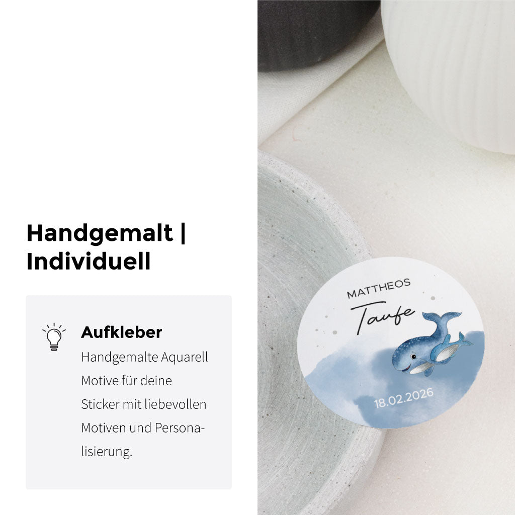 Runde Sticker zur Taufe mit handgemaltem Walmotiv in Blau, personalisierter Beschriftung und sanftem Hintergrund – passend für Einladungen, Gastgeschenk und Mitgebsel.