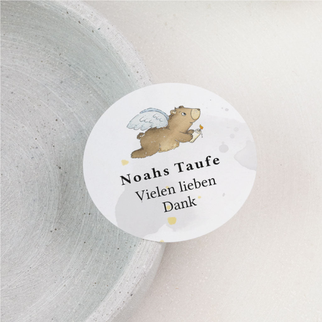 Personalisierter Aufkleber zur Taufe mit handgemaltem Aquarellmotiv eines Engelsbären und dem Text Noahs Taufe Vielen lieben Dank