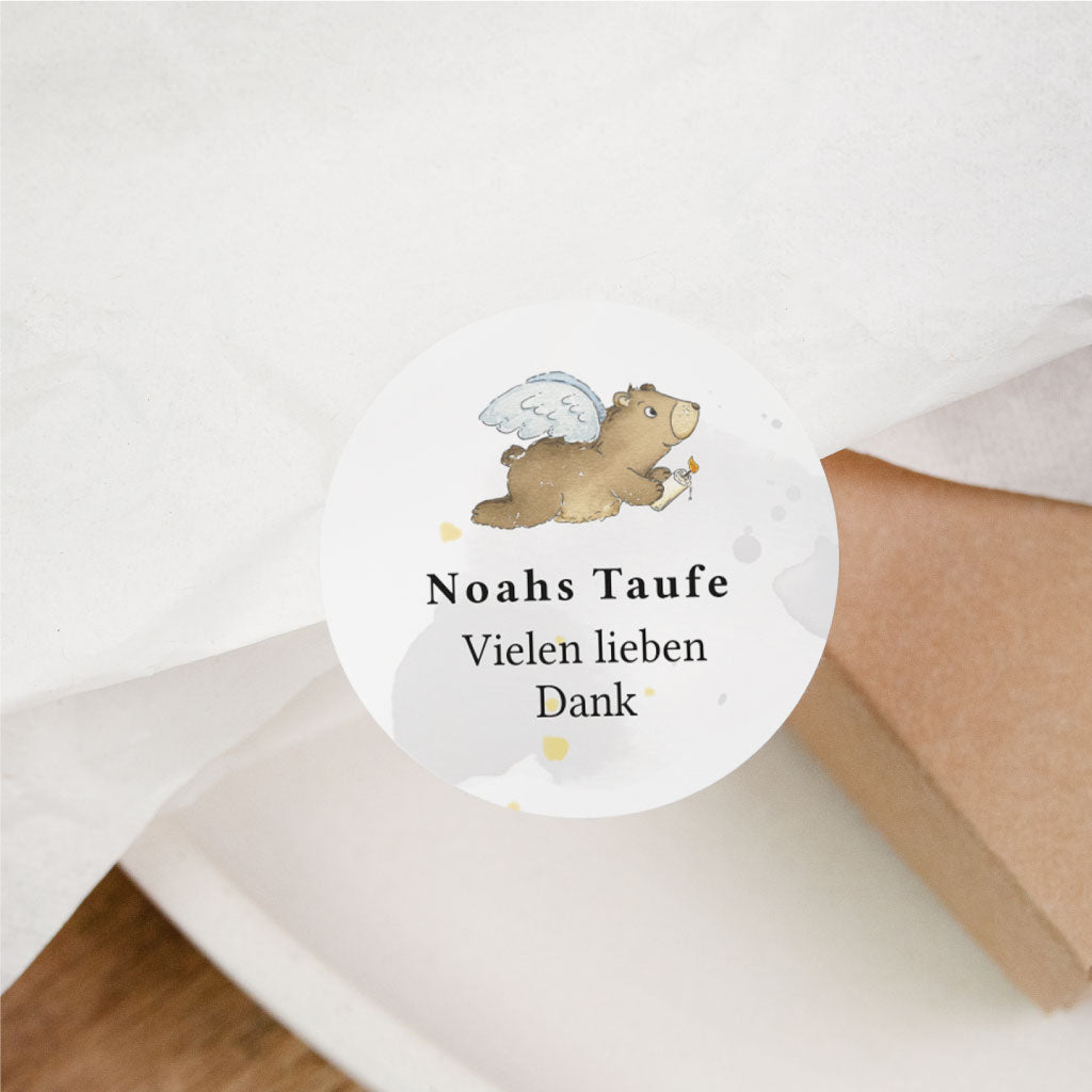 Runder Sticker zur Taufe mit personalisiertem Namen, Engelsbär Motiv und Dankestext für Gastgeschenke oder Taufpapeterie