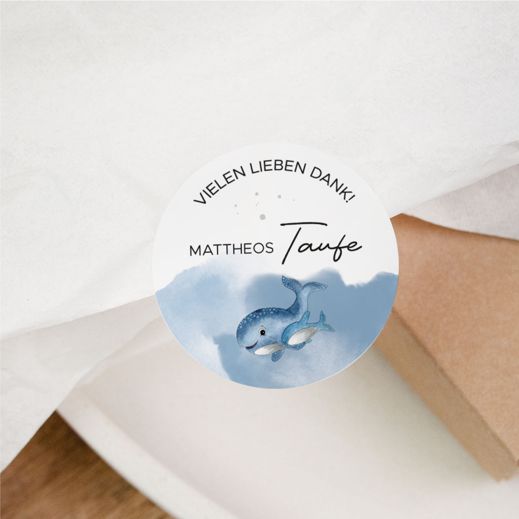Runder Aufkleber zum Danke sagen für Taufgeschenke, personalisiert mit Name und handgemaltem Wal auf Geschenkverpackung