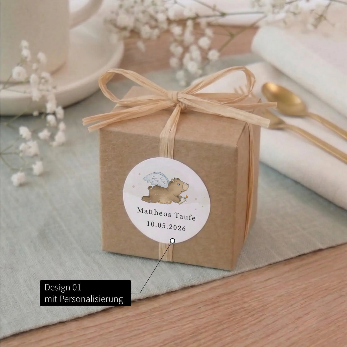 Runder Taufe Aufkleber mit Aquarell Motiv Engelbär, personalisiert mit Name Mattheos und Datum, als Gastgeschenk auf Kraftpapier-Geschenkbox
