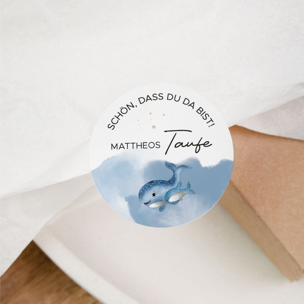 Runder Aufkleber Taufe, personalisiert mit Name und blauem handgemaltem Wal für Willkommenstüten, Gastgeschenke und Mitgebsel