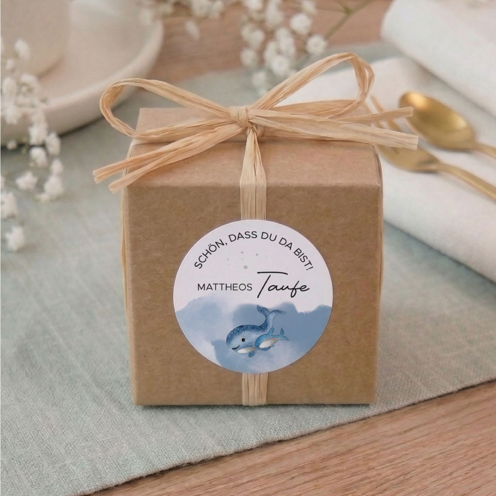 Personalisierter Aufkleber zur Taufe mit Name, Willkommensspruch und handgemaltem Walmotiv für Gastgeschenke und Mitgebsel