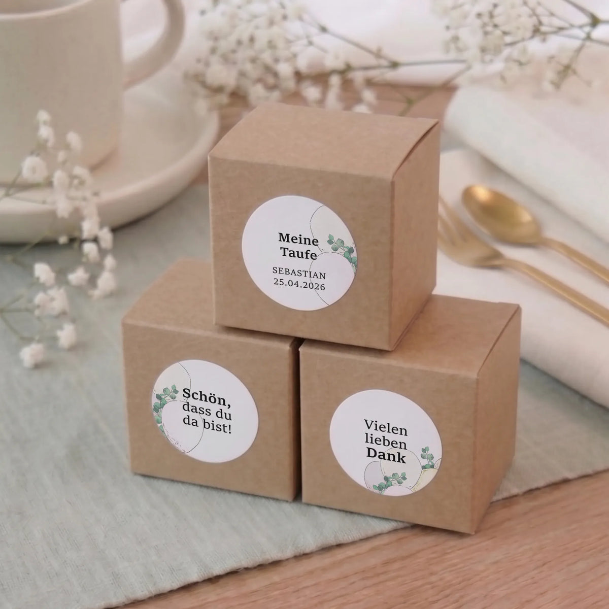 Drei Kraftpapier-Geschenkboxen mit runden Taufe Aufklebern: personalisiert mit Name, Schön dass du da bist und Vielen lieben Dank, Aquarell Motiv