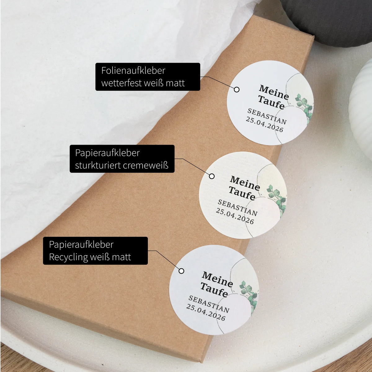 Drei runde Taufe Aufkleber auf Kraftpapier-Box: Meine Taufe personalisiert in drei Materialvarianten mit Aquarell Motiv Eukalyptus