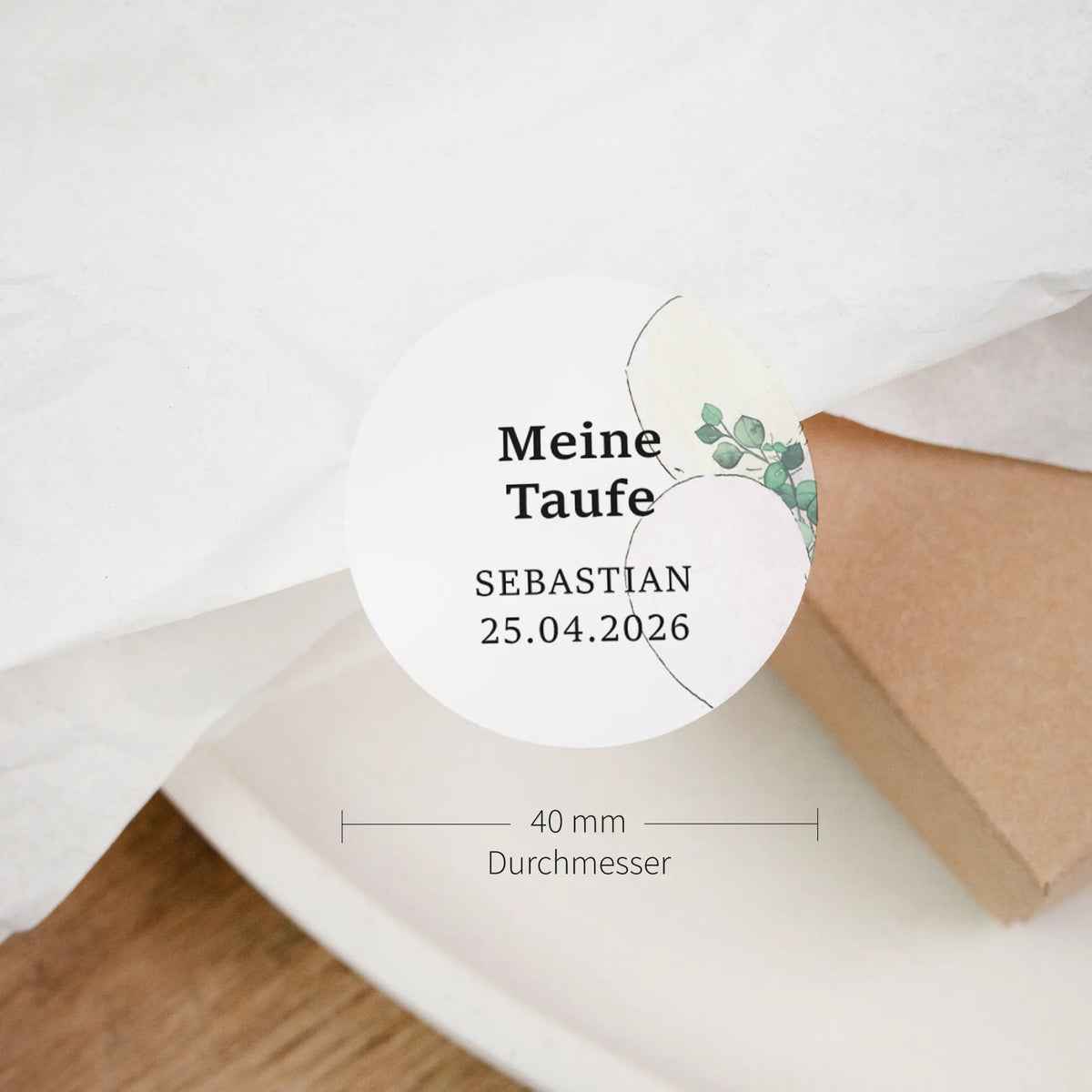 Nahaufnahme runder Taufe Aufkleber Meine Taufe personalisiert mit Aquarell Motiv Eukalyptus, 40 mm Durchmesser