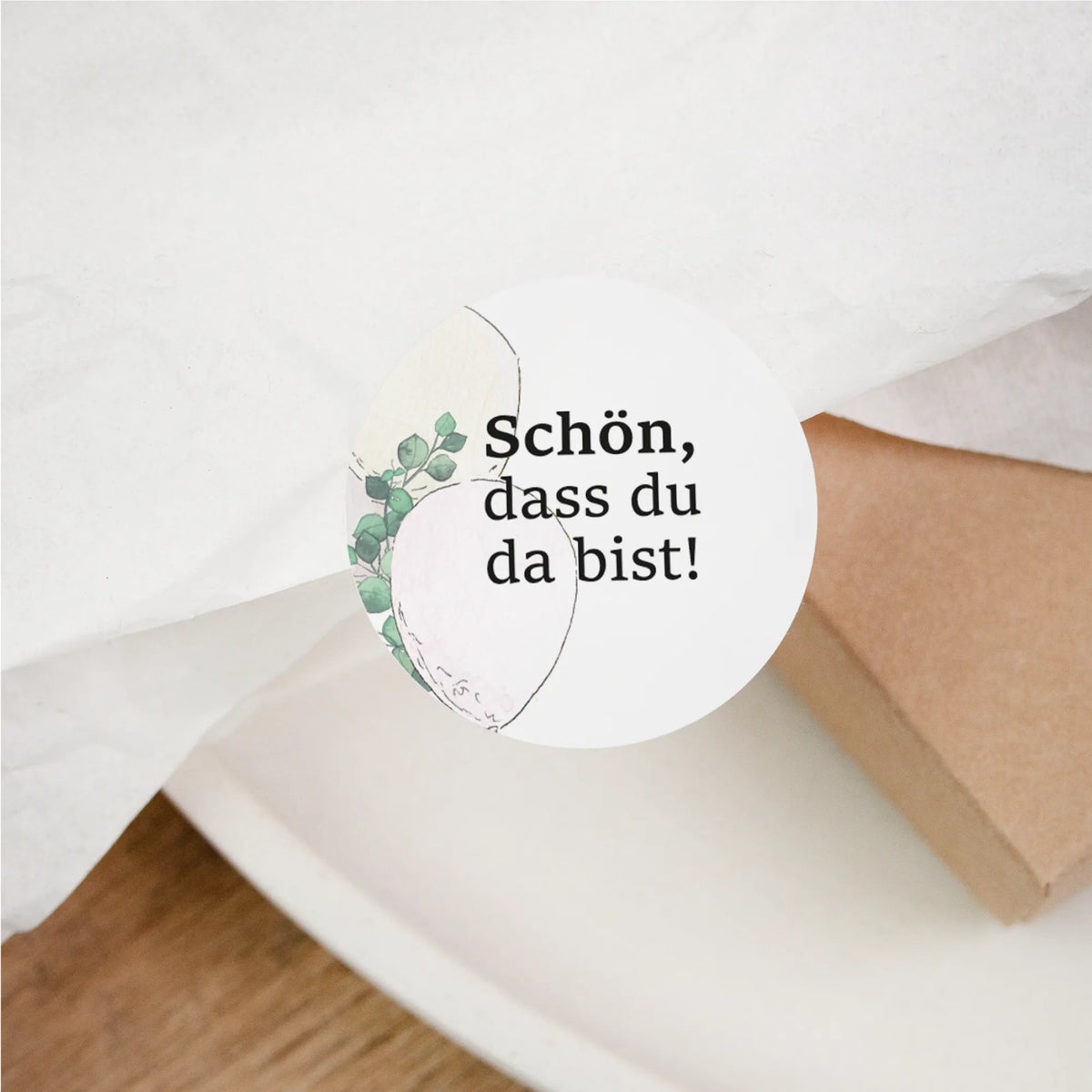 Nahaufnahme runder Aufkleber Schön dass du da bist mit Aquarell Motiv Eukalyptus als Gastgeschenk zur Taufe