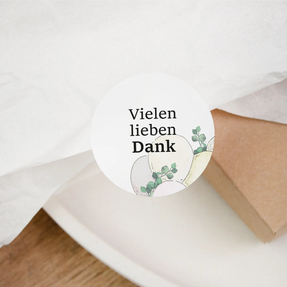 Nahaufnahme runder Aufkleber Vielen lieben Dank mit Aquarell Motiv Eukalyptus als Dankeschön zur Taufe