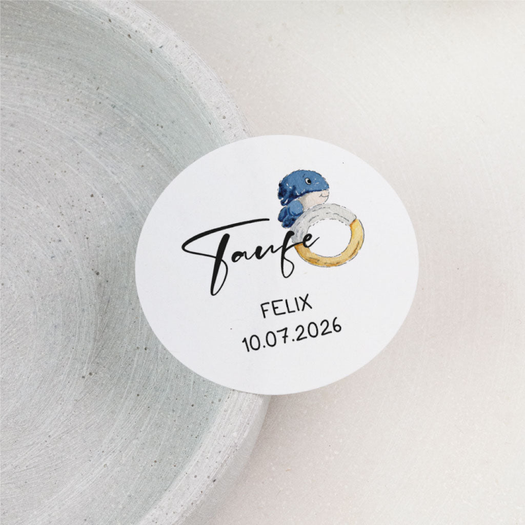 Runder Sticker zur Taufe mit personalisiertem Namen und Datum, handgemalter Wal als liebevolles Motiv für Tauffeier und Mitgebsel