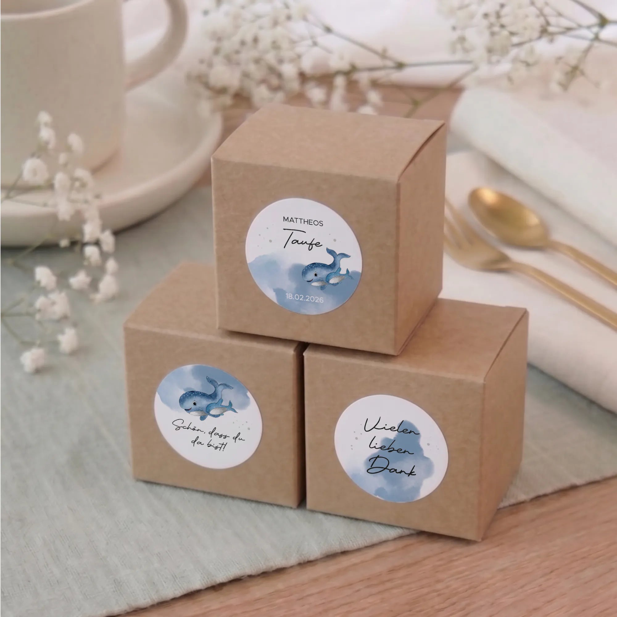 Drei runde Aufkleber zur Taufe mit Aquarell Motiv blauem Wal auf Kraftpapier-Geschenkboxen: personalisiert, Schön dass du da bist, Vielen lieben Dank