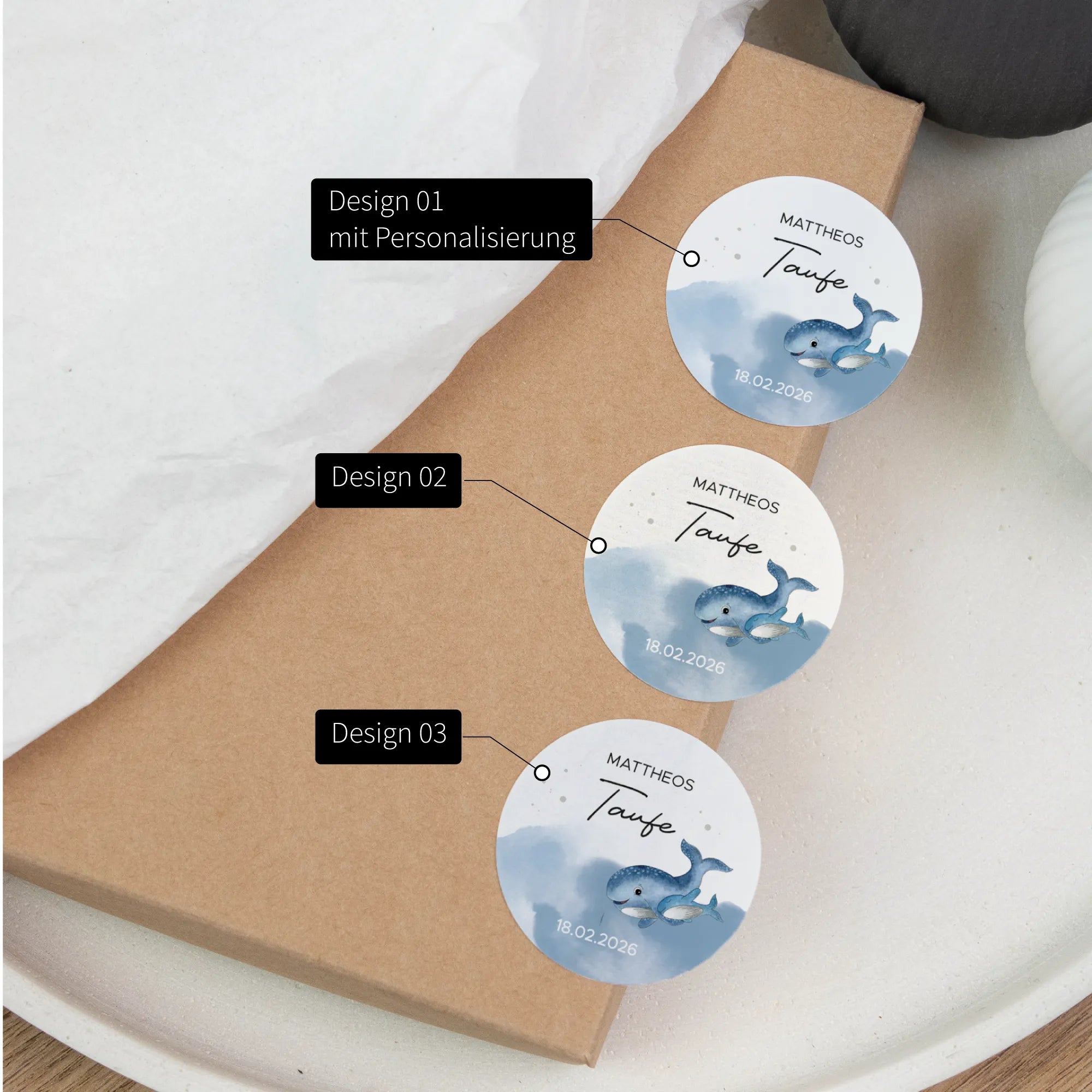 Drei runde Aufkleber zur Taufe mit Aquarell Motiv Wal: Design 01 und 02 mit Name und Datum personalisiert, Design 03 ohne Personalisierung