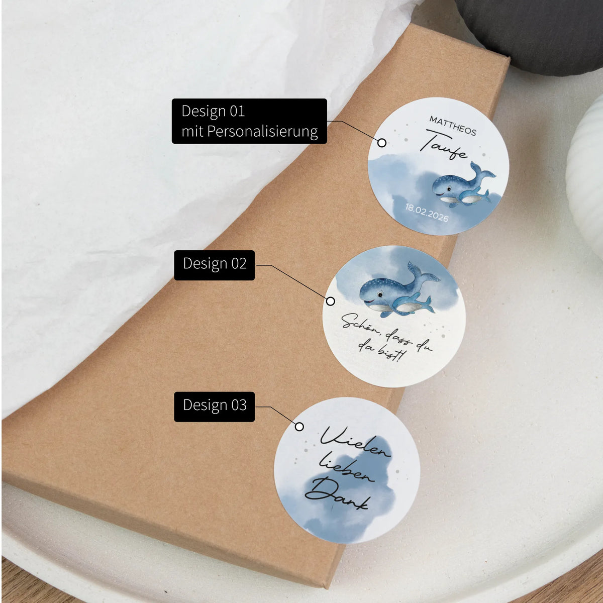 Drei runde Aufkleber zur Taufe mit Aquarell Motiv Wal: Design 01 und 02 mit Name und Datum personalisiert, Design 03 ohne Personalisierung