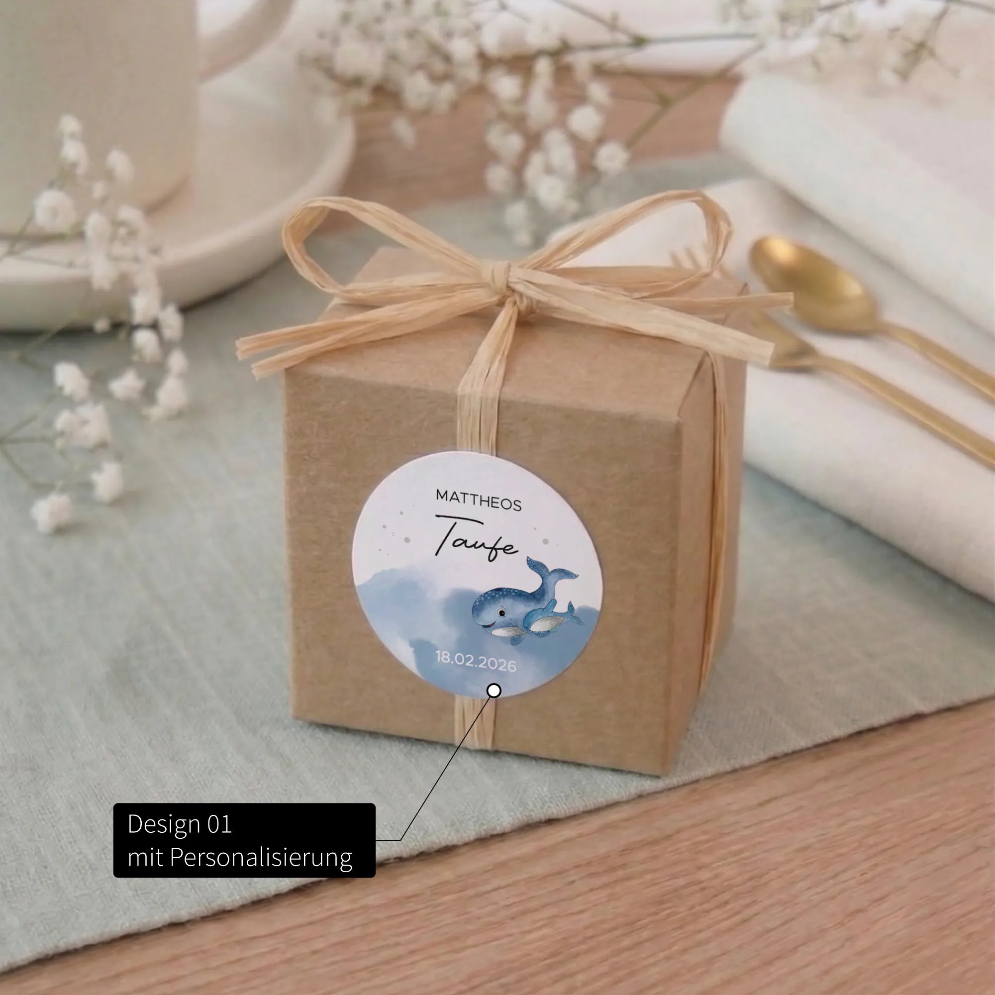 Kraftpapier-Geschenkbox mit Bast-Schleife und rundem Taufe Aufkleber Design 01, Aquarell Motiv blauer Wal, Name und Datum personalisierbar