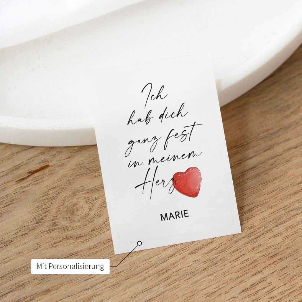 Nahaufnahme eines personalisierten Grabkerzen-Aufklebers mit Name „Marie“ und Aquarell-Herz – wetterfest und perfekt als Geschenk zum Valentinstag.