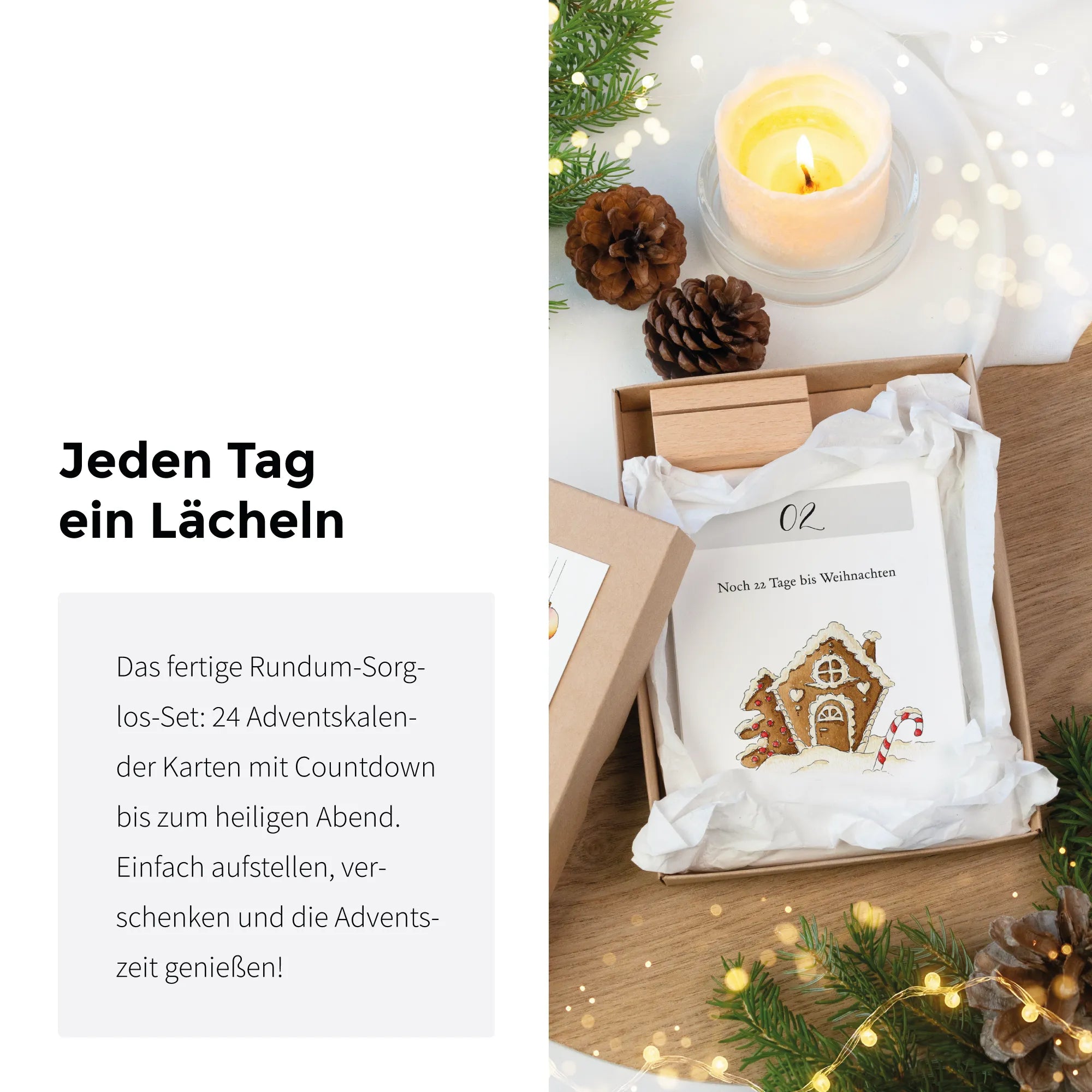 Adventskalender Karten mit Countdown Aufsteller aus Buchenholz neben einer brennenden Kerze und Tannenzapfen.