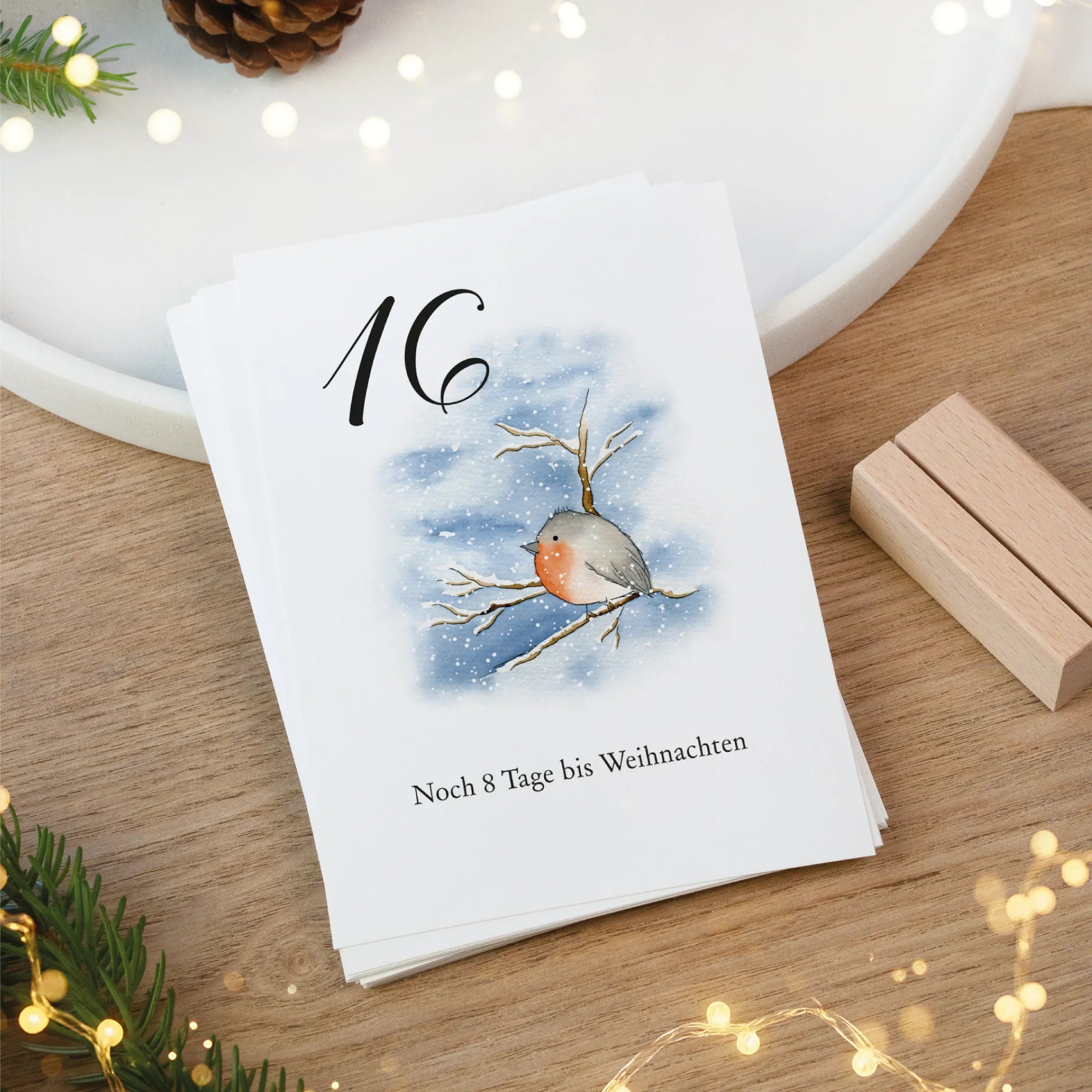 Weihnachtskalender Karte mit niedlichem Rotkehlchen Aquarell Motiv im Schnee und Countdown Tagezähler.