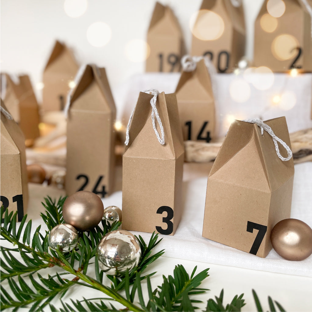 Minimalistische Adventskalender Häuschen aus Kraftkarton mit Zahlen, als DIY Bastelset zum Befüllen und Dekorieren.