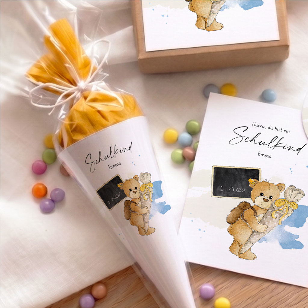 DIY Mini Schultüte zur Einschulung mit personalisierbarem Namen und süßem Teddy Aquarell Motiv sowie passender Grußkarte.