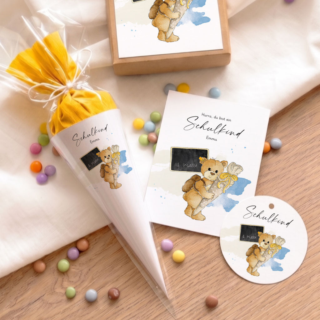Dekorative Papeterie Serie zur Einschulung mit DIY Schultüte Grußkarte und rundem Geschenkanhänger mit Bären Motiv.