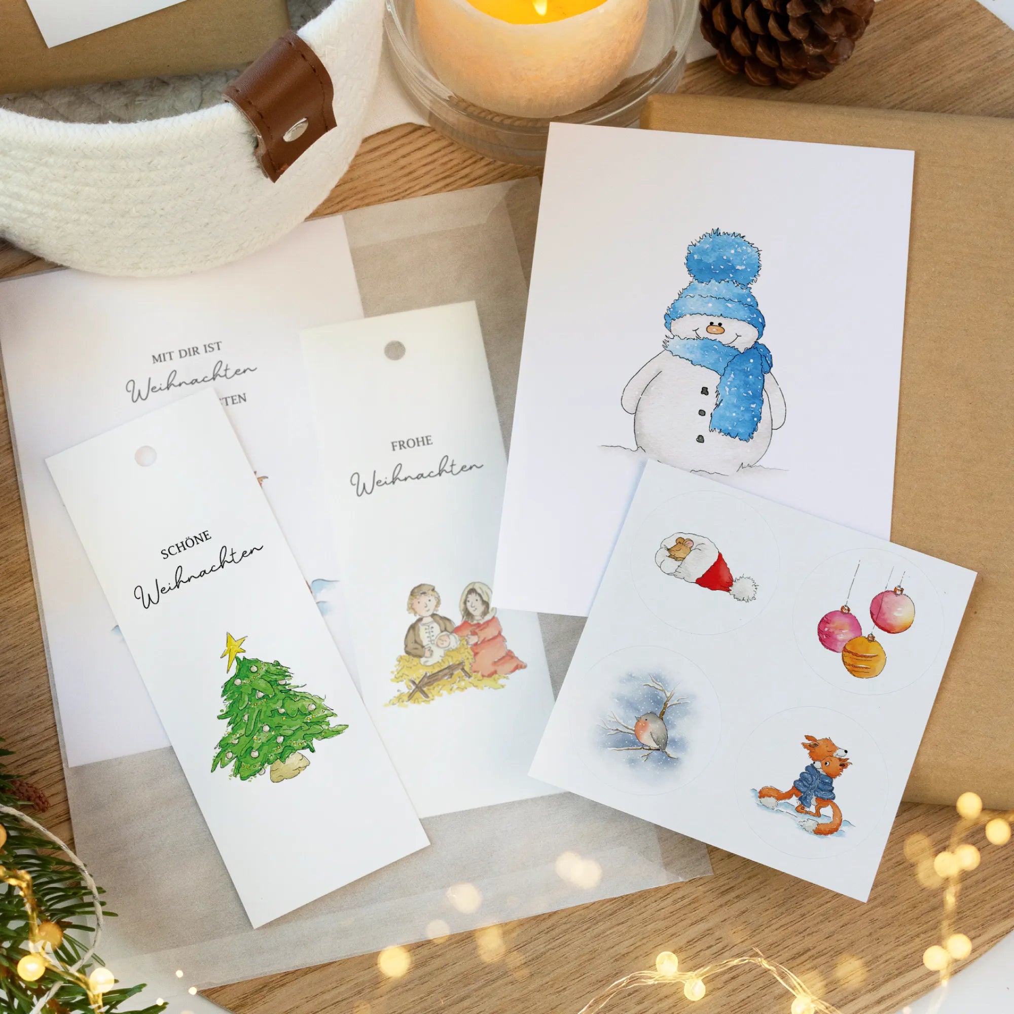 Weihnachtsanhänger und Karten neben passenden Stickern zur Verzierung von Weihnachtspost und Geschenken.
