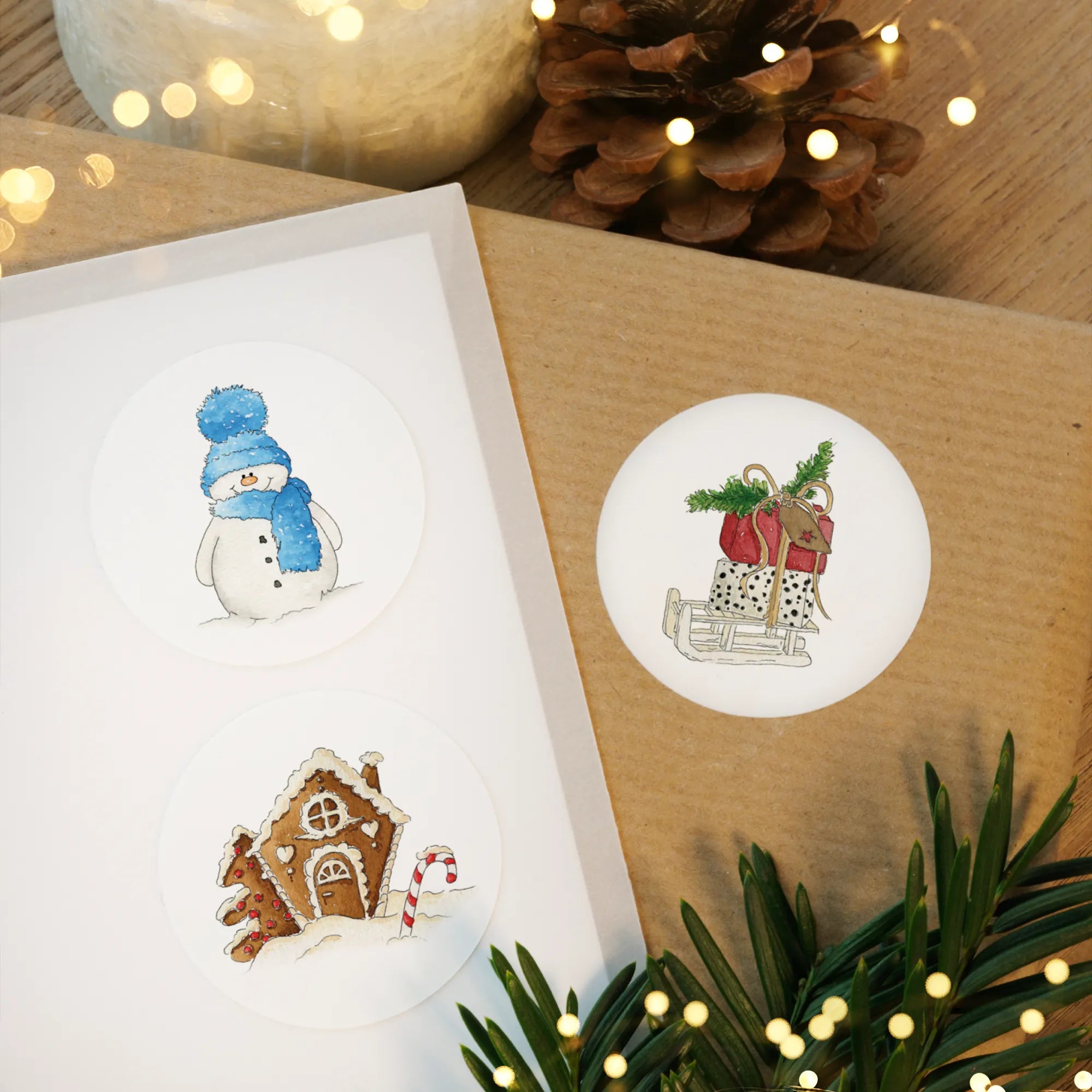 Auswahl an runden Weihnachtsaufklebern mit Aquarell Motiv auf weißem Hintergrund zur Verzierung von Weihnachtsgeschenken.