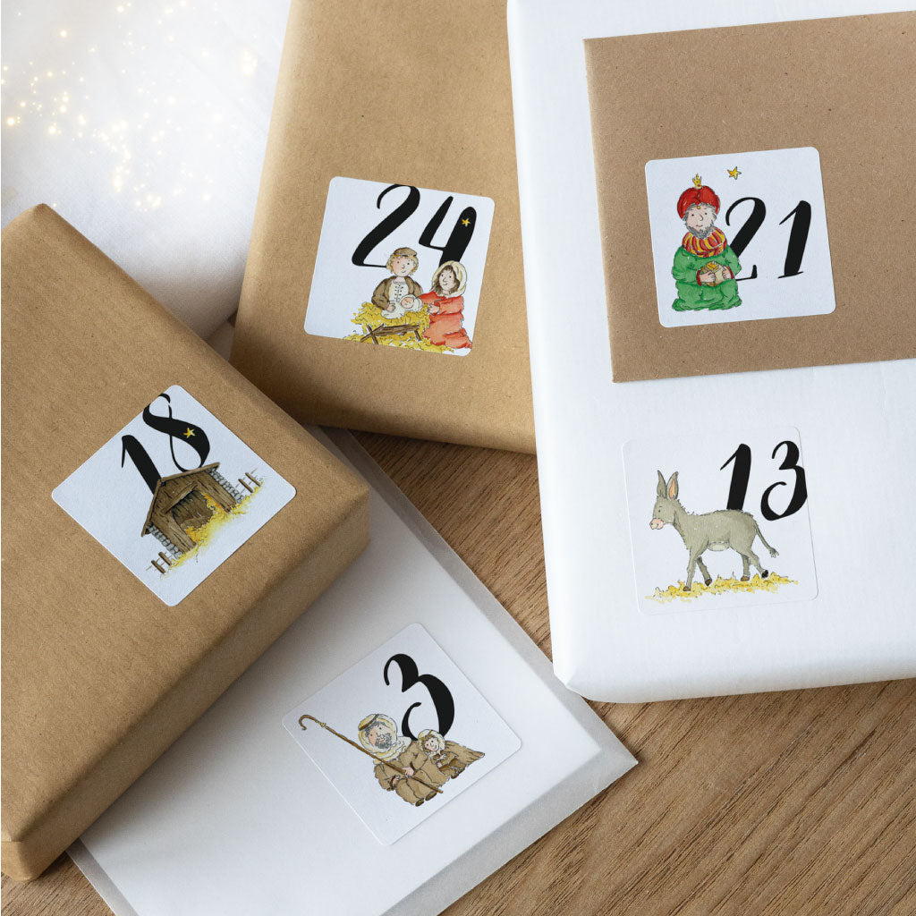 Adventskalender Zahlen ausgeschnitten auf kleinen weißen und Kraftpapier Geschenken und Kuverts, Motive mit Hirte, Stall, Maria und Josef, Einer der heiligen drei Könige und Esel