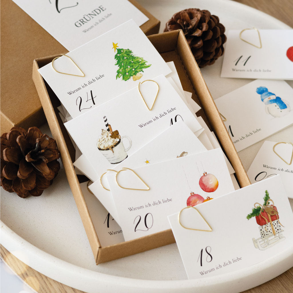 Kärtchen liegen fertig ausgedruckt und verschlossen in der Geschenkschachtel