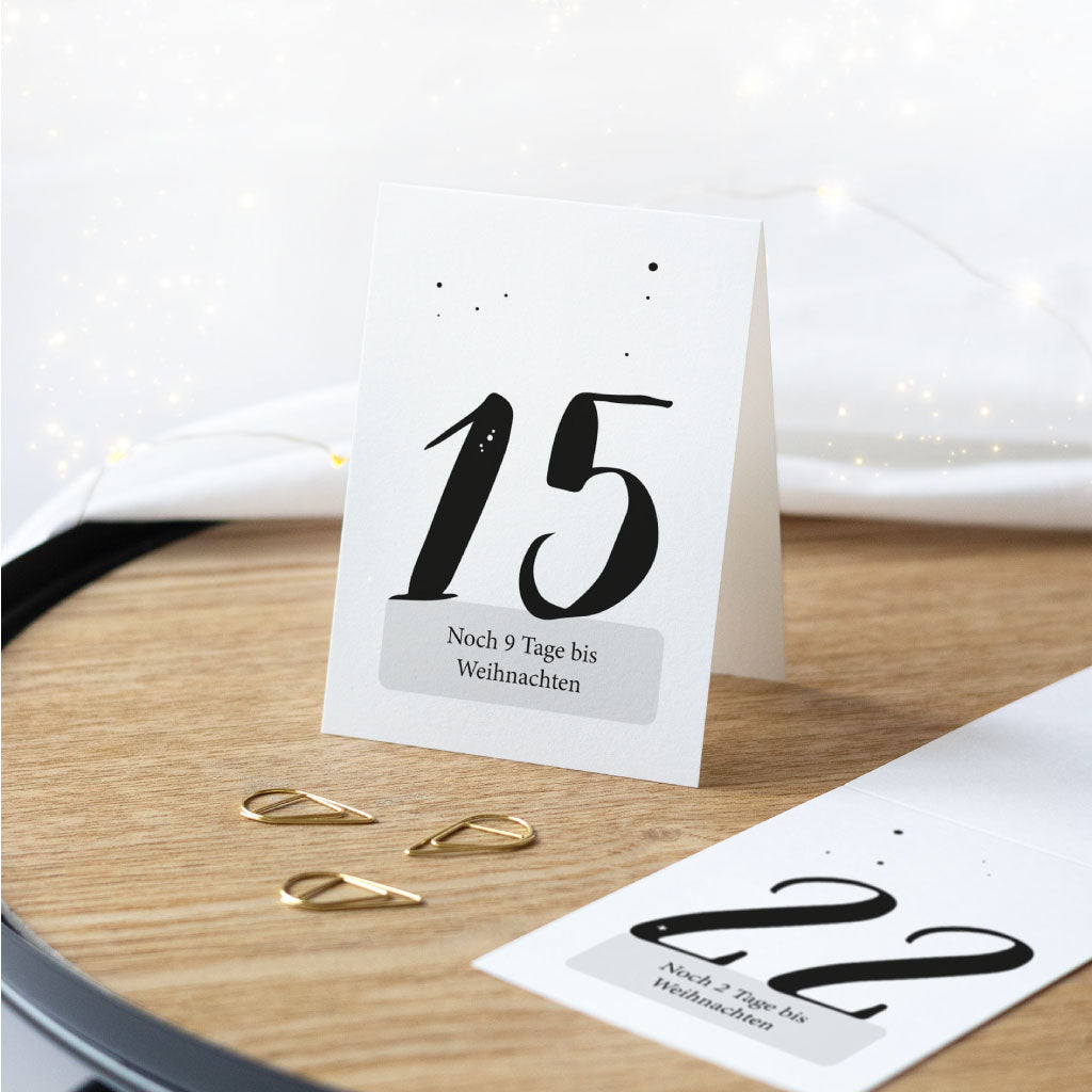 Digitale Adventskalender Schildchen mit goldenen Klammern und Kraftpapier Tüten