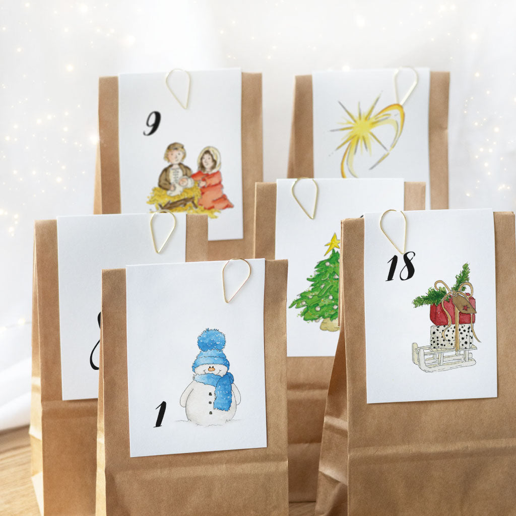 Digitale Adventskalender Schildchen mit goldenen Klammern und Kraftpapier Tüten