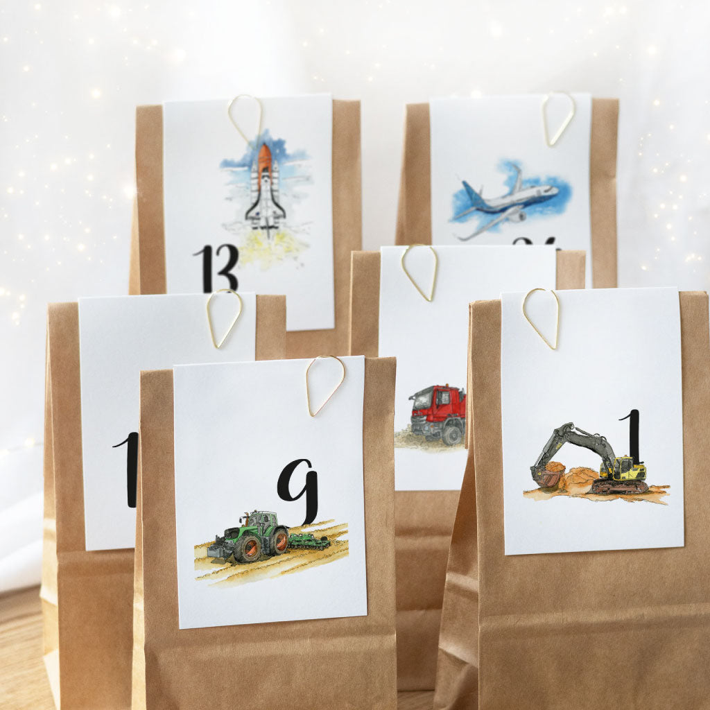 Digitale Adventskalender Schildchen mit goldenen Klammern und Kraftpapier Tüten