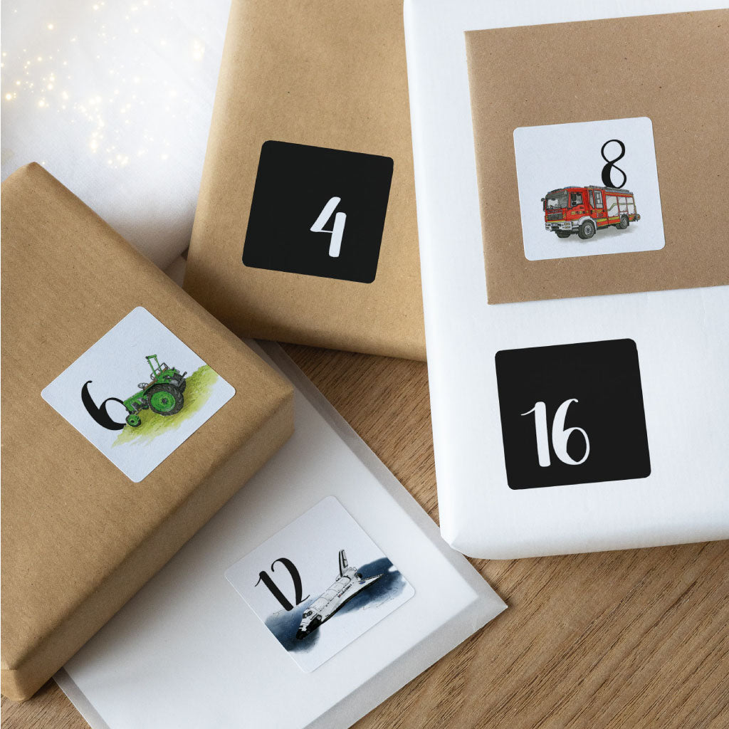 Adventskalender Zahlen ausgeschnitten auf kleinen weißen und Kraftpapier Geschenken und Kuverts, Motive mit Space Shuttle, Bagger, Feuerwehr, Traktor und Mähdrescher