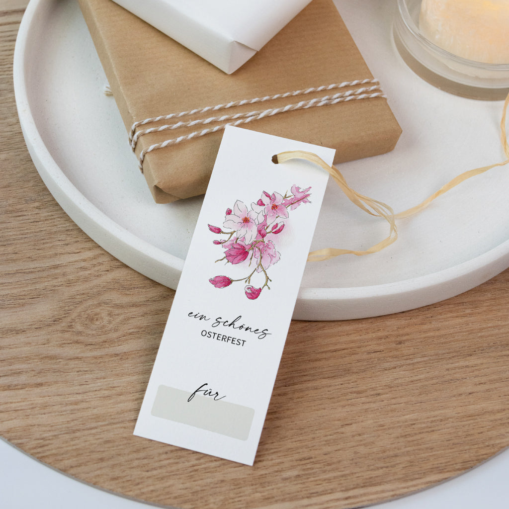Anhänger mit rosa Kirschblüten als Aquarell – Osterdeko zum Download als PDF Printable, ideal zum Verpacken von Ostergeschenken mit persönlichem Gruß.