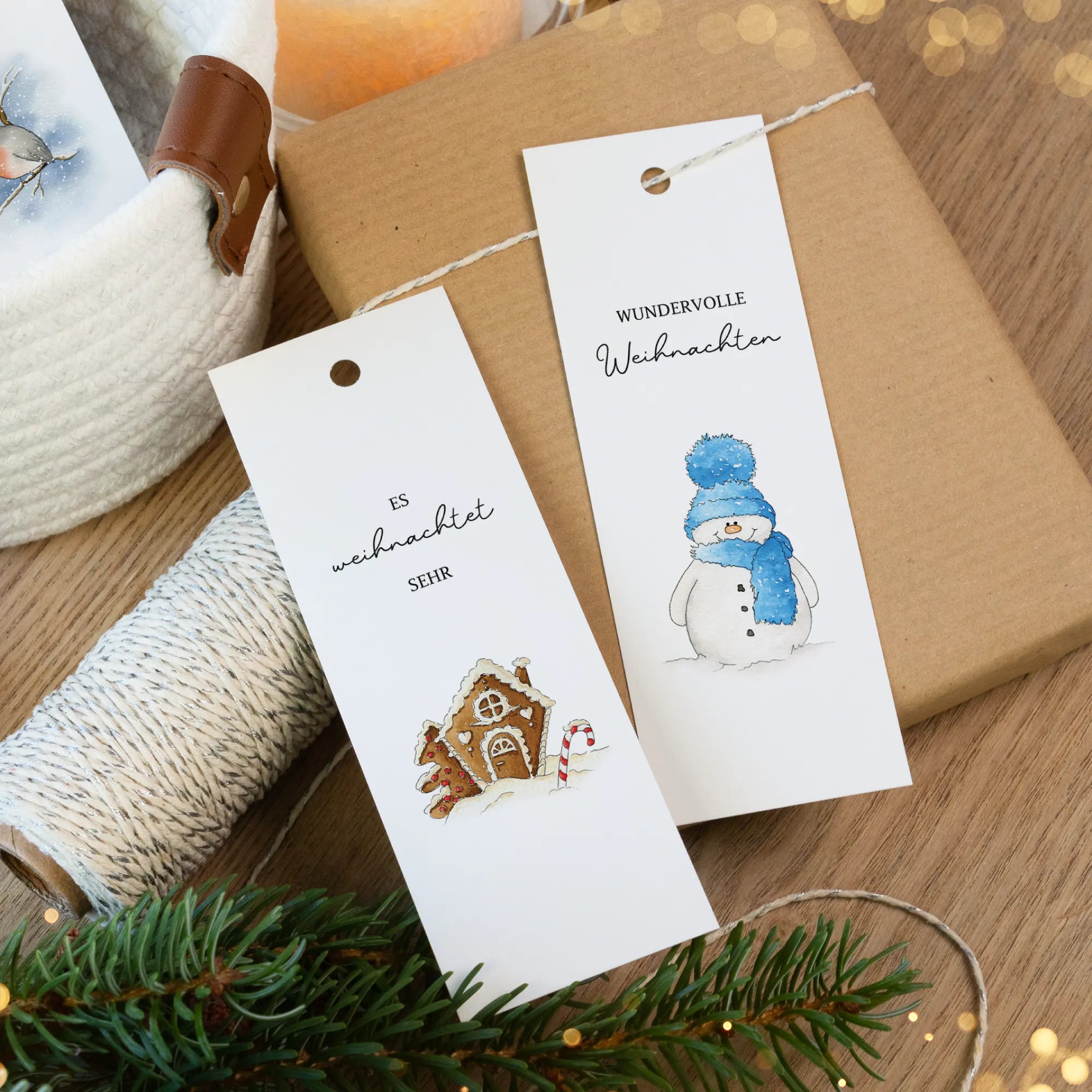 Geschenkanhänger Weihnachten PDF Vorlage mit handgemaltem Aquarell Motiv Schneemann und Lebkuchenhaus auf Geschenk.