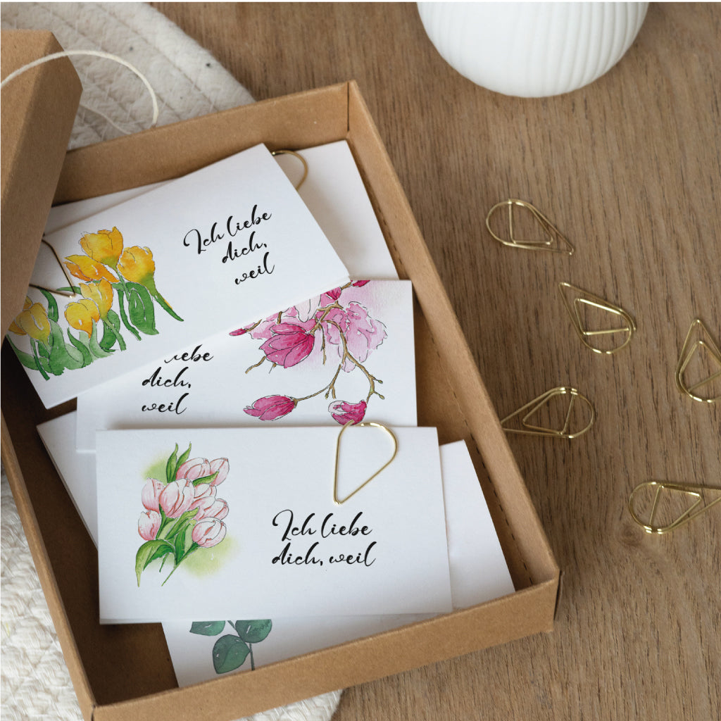 Mehrere Klappkarten mit Frühlingsblumen in Aquarelloptik in einer Geschenkschachtel – perfekt für ein Glas voll Liebe oder persönliche Liebesbotschaften.