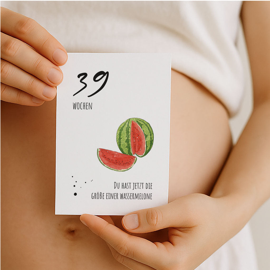 Schwangere hält eine Meilensteinkarte für die 39. Schwangerschaftswoche mit Aquarell-Illustration einer Wassermelone – digitaler Download als PDF zum Ausdrucken, Obstgrößenvergleich für werdende Mamas.