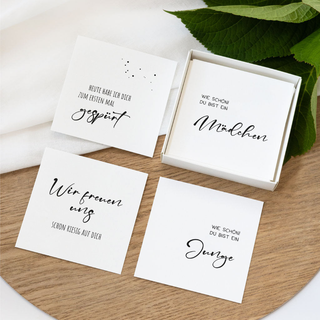 Vier Karten aus dem Schwangerschafts-Set, darunter „Mädchen“, „Junge“ und „Heute habe ich dich gespürt“ – modern gestaltete Meilensteinkarten als digitaler Download im minimalistischen Look.