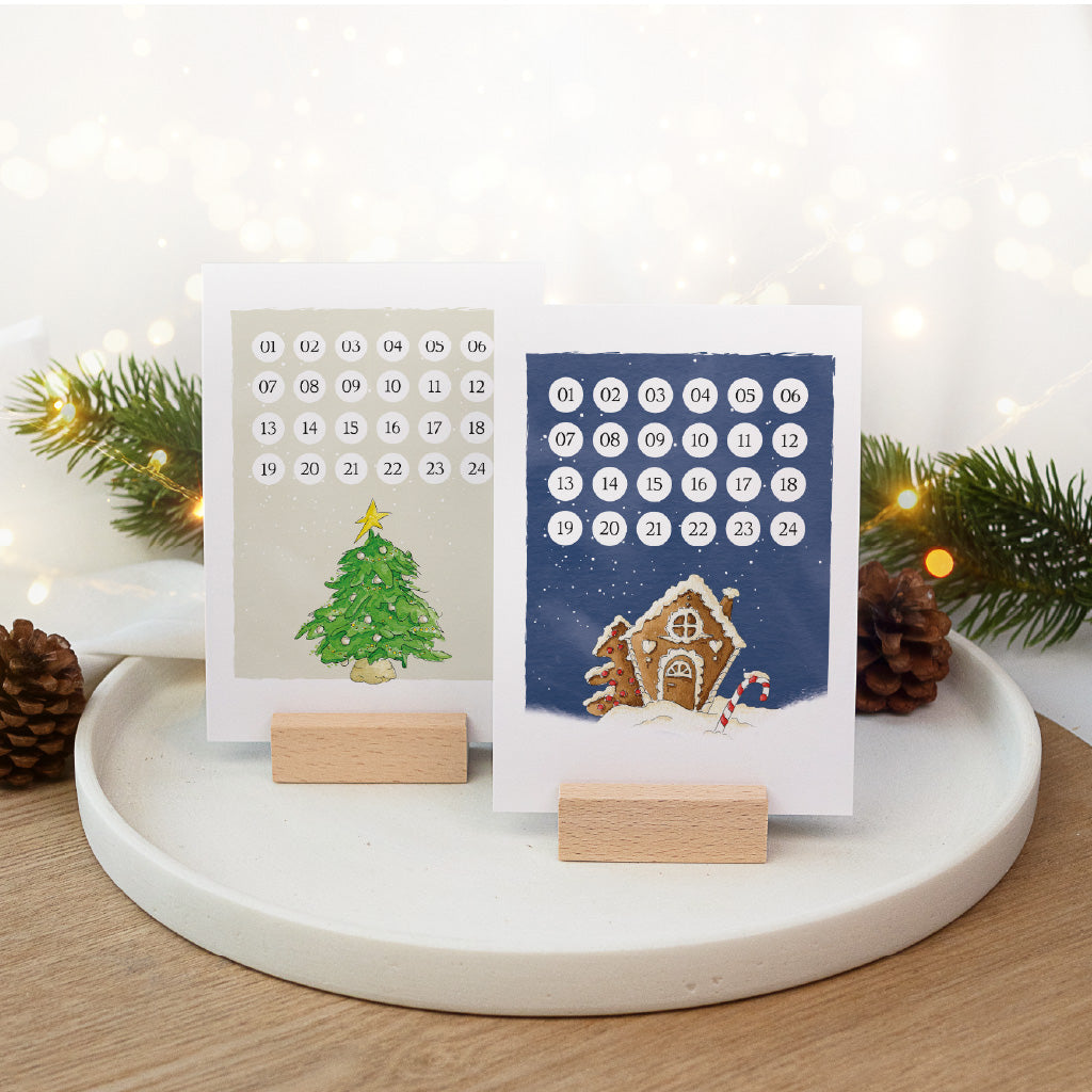 Zwei ausgedruckte Adventskalender Karten von Funkenbunt mit Tannenbaum Motiv dekoriert auf einem weißen Teller.