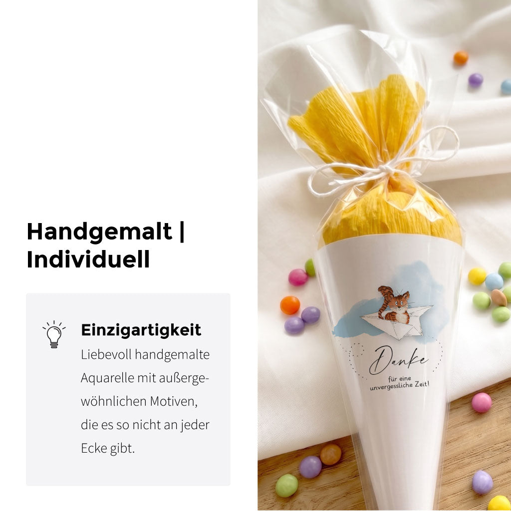 Detailansicht der DIY Mini Schultüte zum Basteln als Abschiedsgeschenk für die Krippe mit Katze Aquarell Motiv.
