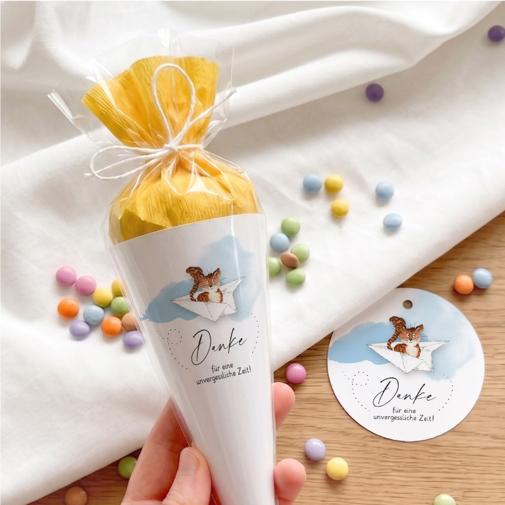 Handgemalte DIY Mini Schultüte und passender Geschenkanhänger als Geschenk Erzieherin zum Kindergarten Abschied.
