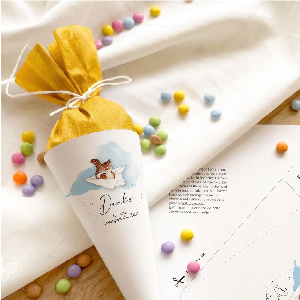 Bastelmaterial für die DIY Mini Schultüte zum Danke sagen im Kindergarten mit buntem Katze Aquarell Motiv.