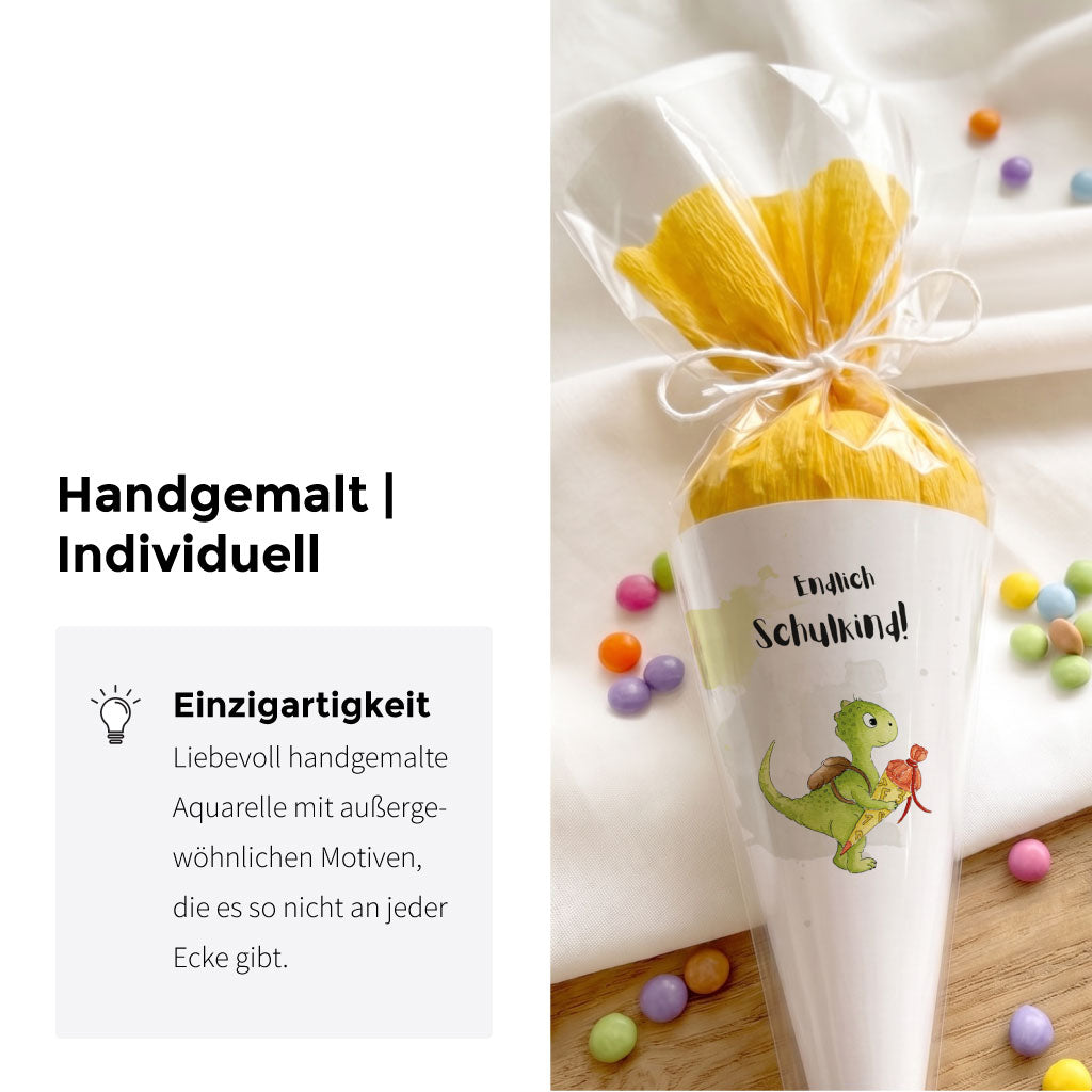 Nahaufnahme Gastgeschenk Mini Schultüte mit handgemaltem Dino Aquarell Motiv und Hinweis auf Einzigartigkeit.