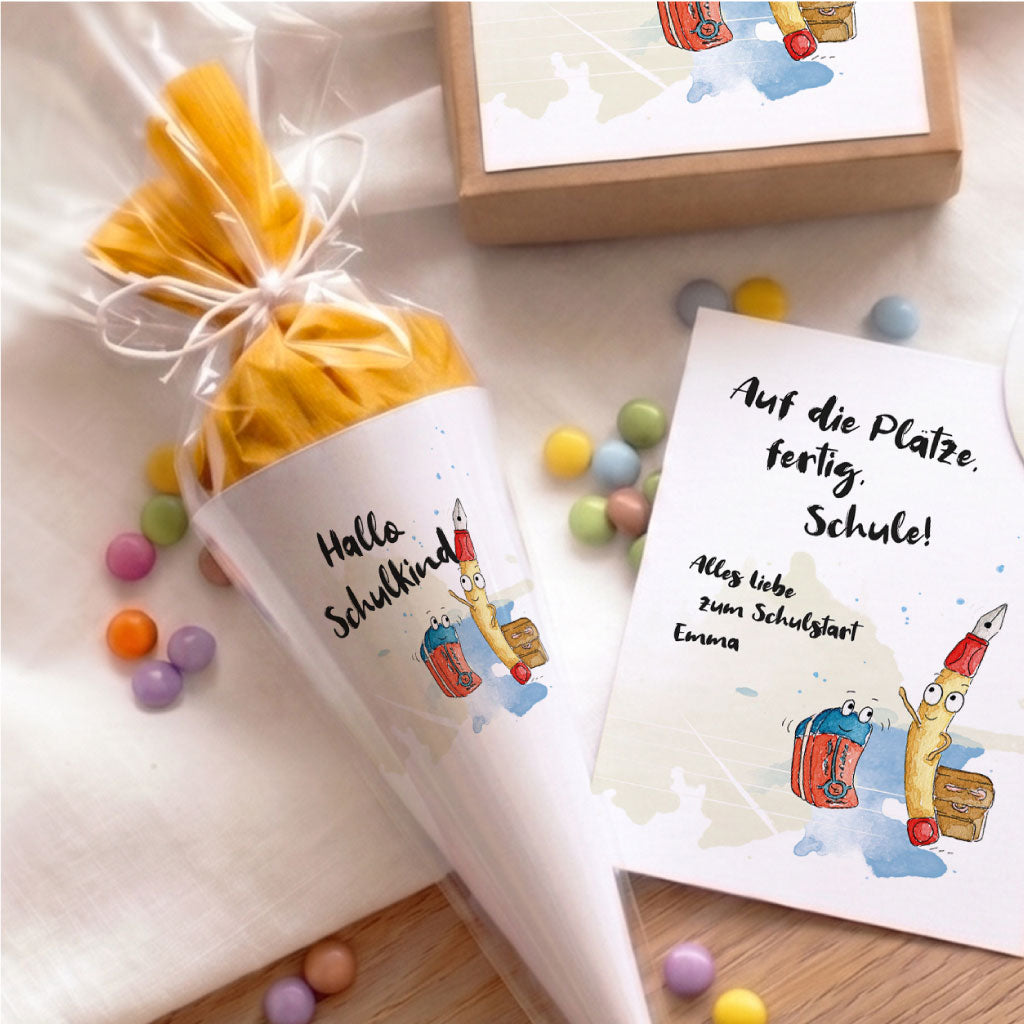 Mini Schultüte mit Stifte Aquarell Motiv befüllt mit bunten Bonbons und gelbem Krepppapier als DIY Gastgeschenk.