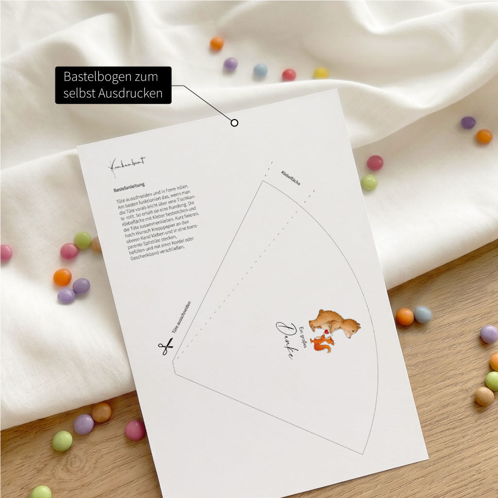 Ausgedruckter Bastelbogen für die Mini Schultüte zum Ausschneiden mit liebevollem Bär und Eichhörnchen Aquarell Motiv.