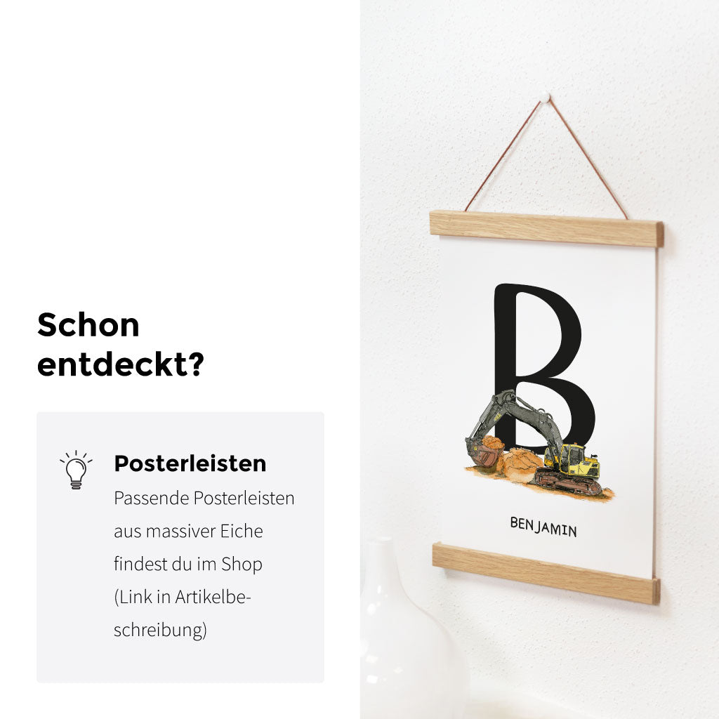 Personalisierbares Kinderzimmer-Poster mit Aquarellmotiv eines Baggers und großem Anfangsbuchstaben, dekorativ präsentiert in einer Eichenholz-Posterleiste.
