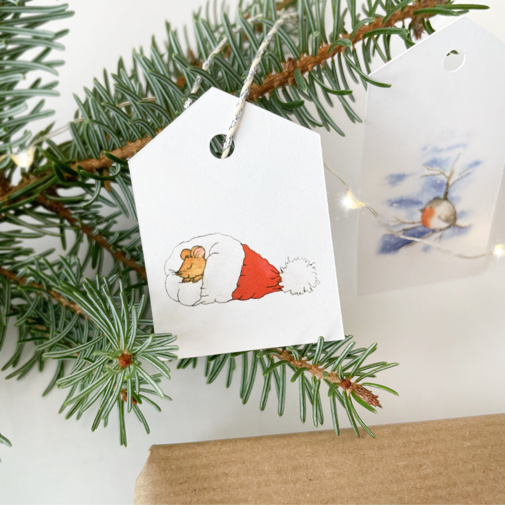 Bildmotiv Maus in Weihnachtsmann Mütze auf Geschenkanhänger