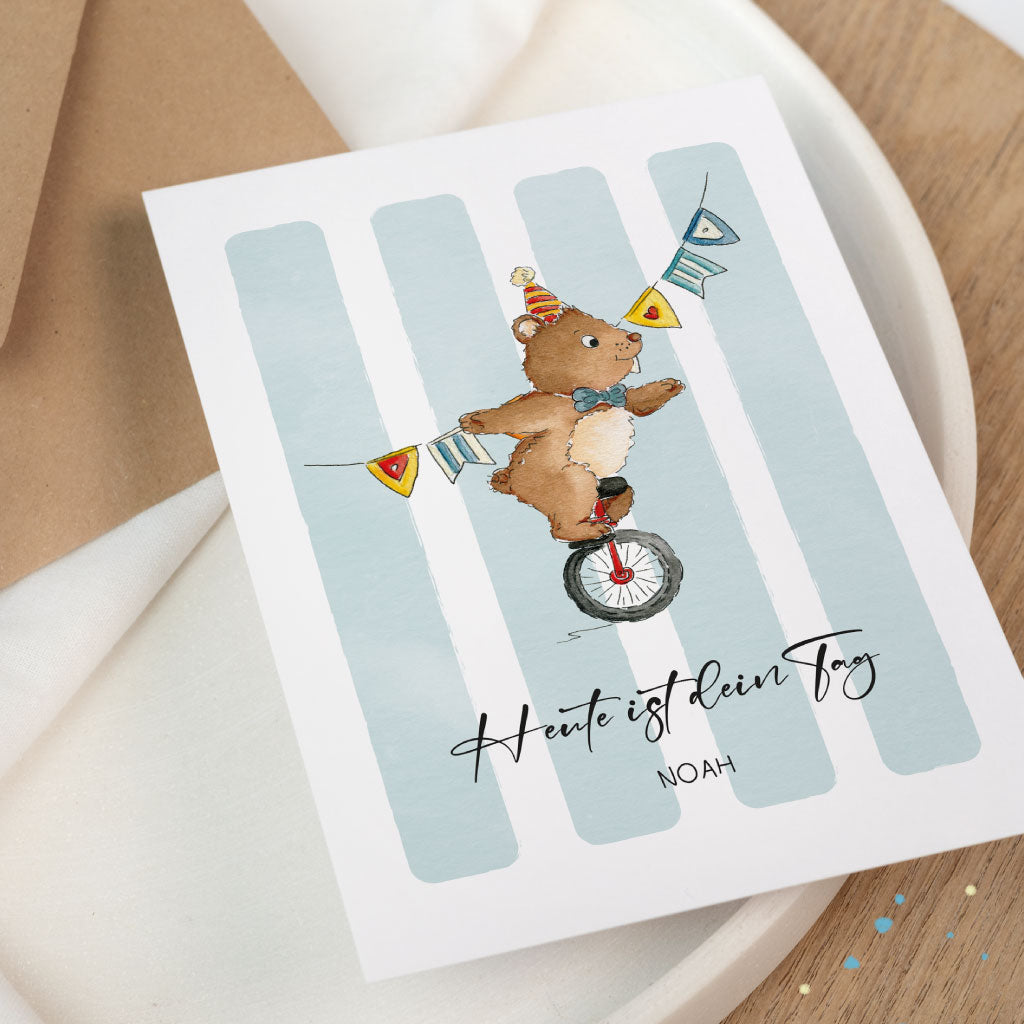 Detailaufnahme der Zirkus-Geburtstagskarte mit Bär auf Einrad und bunter Girlande, individualisierbar mit Namen und hochwertig gedruckt auf festem Karton.